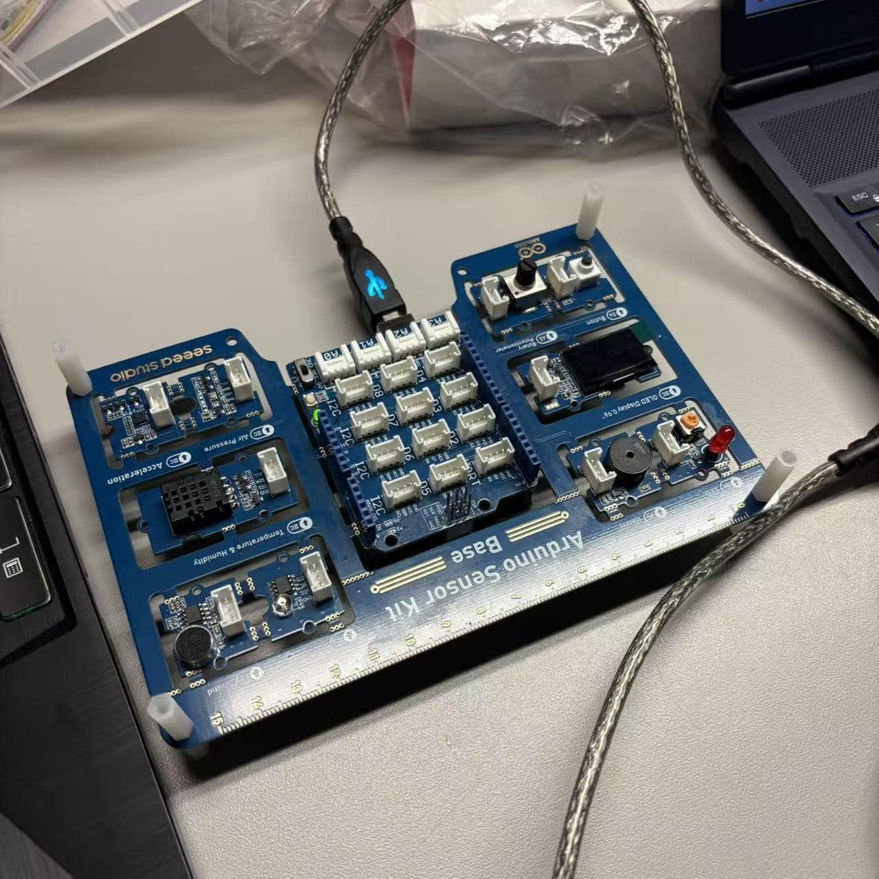 This is my first attempt with the Arduino Sensor Kit. Once connected to the computer, it can be used for its intended functions.