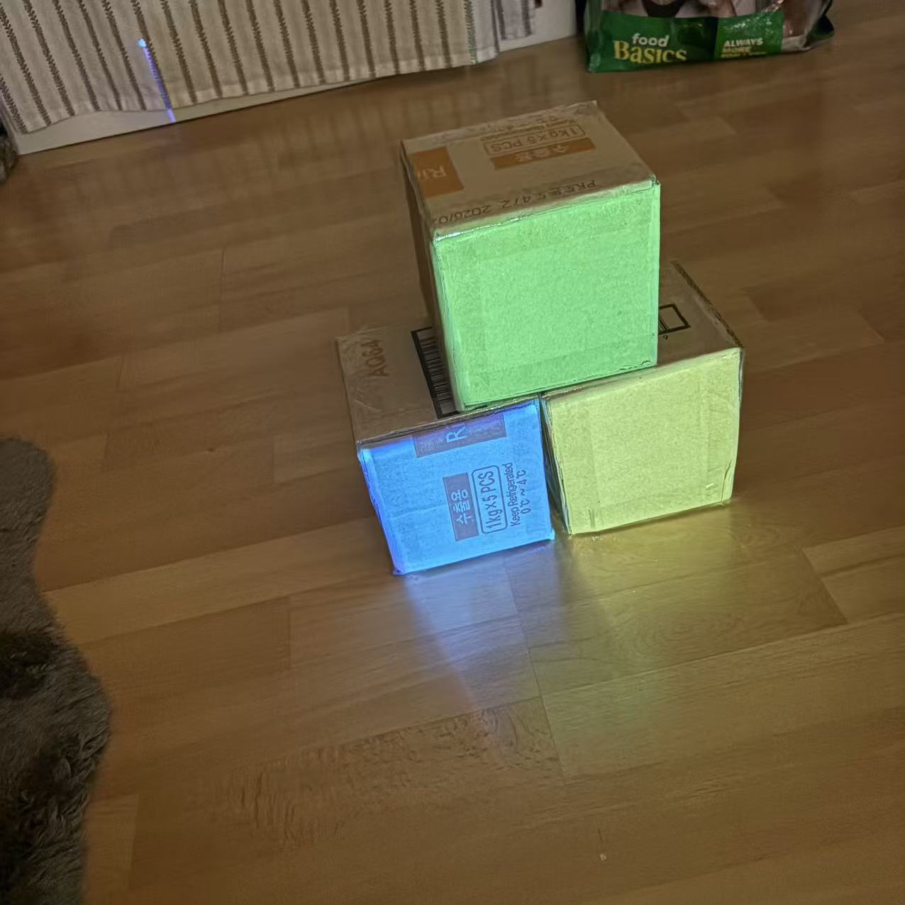 The effect achieved by positioning and projecting onto the box using TouchDesigner.